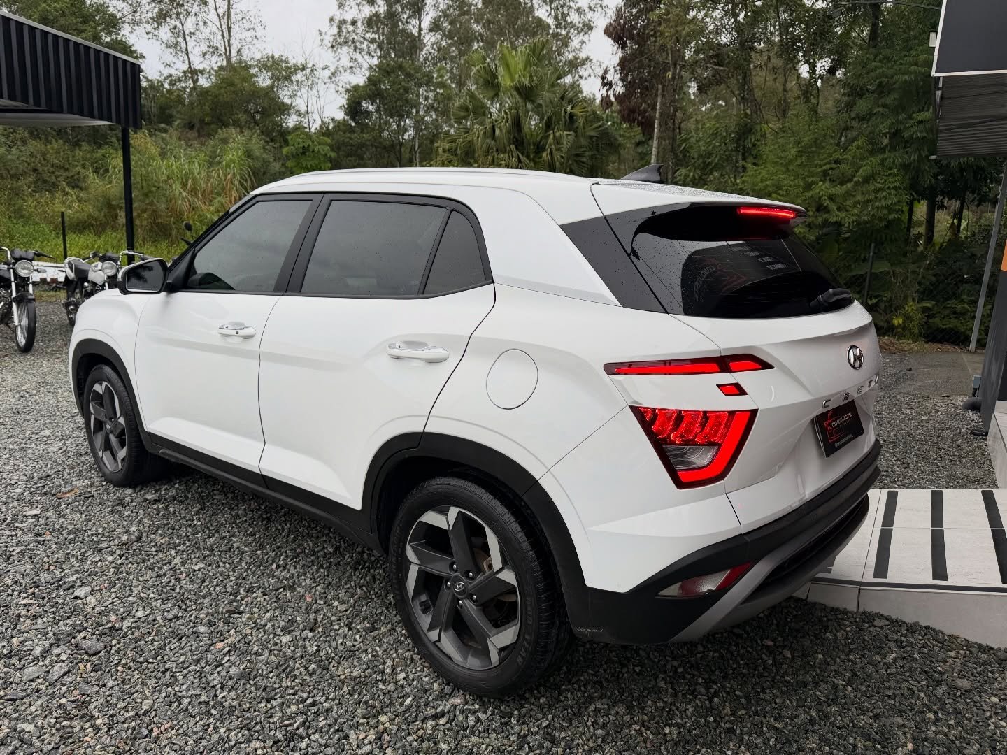 Hyundai Creta branco visto pela traseira