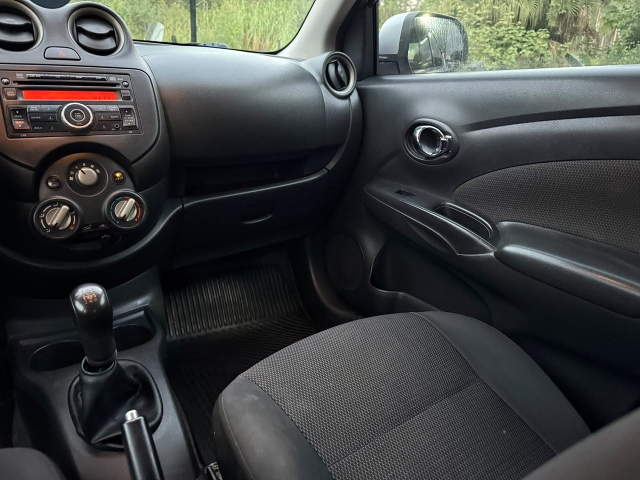 Foto 5 de NISSAN VERSA SL